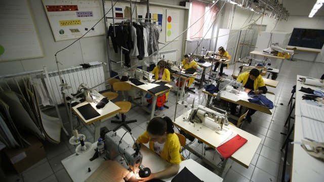 <p>
	Служители в шивашка фабрика в град Гоце Делчев. <em>Снимка: архив Ройтерс</em></p>
