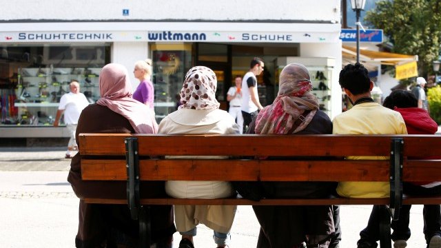 <p>
	Жени с традиционните мюсюлмански бурки в Гармиш-Партенкирхен. <em>Снимка: Ройтерс</em></p>
