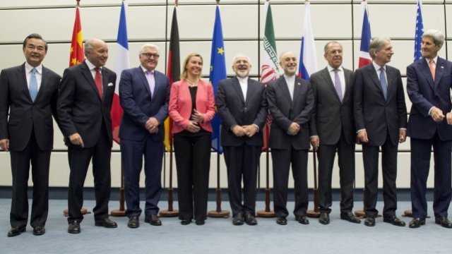 <p>
	Световните лидери след подписването на ядрената сделка през 2015 г.&nbsp;<em>Снимка: архив Ройтерс&nbsp;</em></p>
