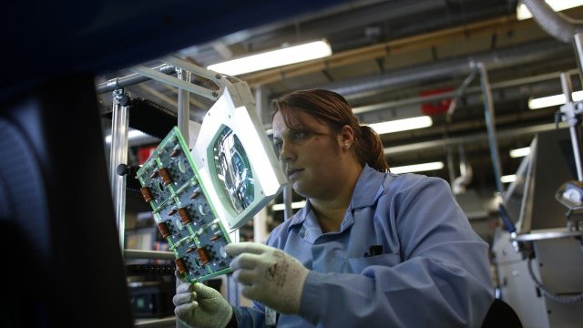 <p>
	Служител в завода за електронни платки на Integrated Micro-Electronics, Inc. в Ботевград, който разшири производството си в града по-рано през годината. <em>Снимка: Ройтерс</em></p>
