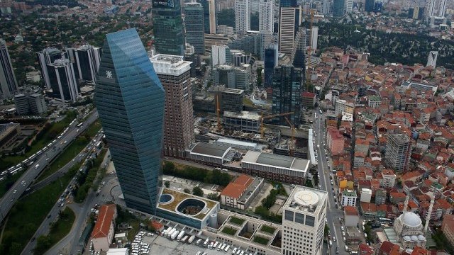 <p>
	Икономическият и финансов квартал &quot;Левент&quot; в Истанбул. <em>Снимка: архив Ройтерс</em></p>
