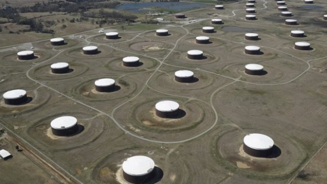 <p>
	<em>Хранилището за петрол в Кушинг, щата Оклахома. Снимка: Архив Ройтерс</em></p>
