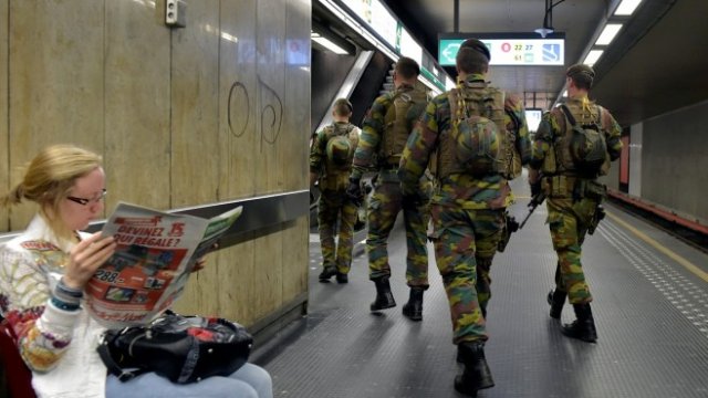 <p>
	<em>Белгийски войници в метрото в Брюксел. Снимка: Архив Ройтерс</em></p>
