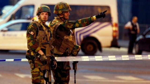 <p>
	Войници заемат позиции след опита за атентат. <em>Снимка: Ройтерс</em></p>
