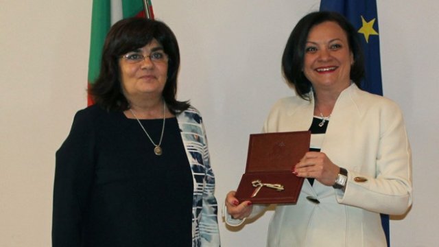 <p>
	Ирина Костова (вляво) и Ивелина Василева (вдясно).<strong>&nbsp;</strong><em>Снимка: МОСВ</em></p>
