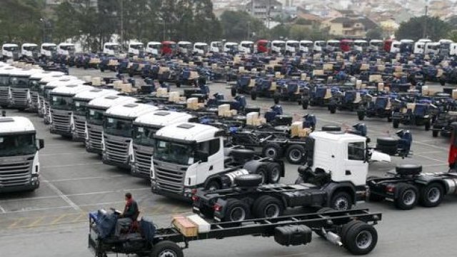 <p>
	Все по-малко компании предпочитат да обновяват автопарковете си с камиони. <em>Снимка: Ройтерс</em></p>
