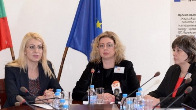 <p>
	Десислава Ахладова, крайната вляво. <em>Снимка: Министерство на правосъдието</em></p>
