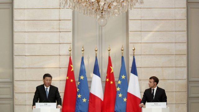 <p>
	Китайският президент Си Дзинпин и френският държавен глава Еманюел Макрон. <em>Снимка: Ройтерс</em></p>
