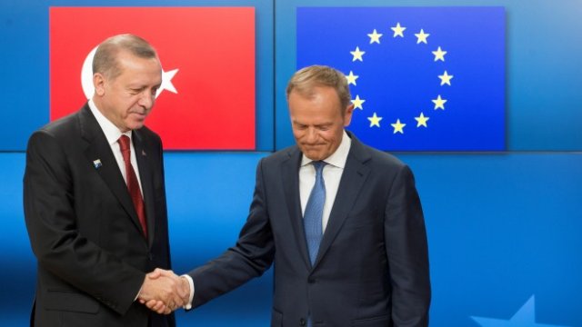 <p>
	Доналд Туск и Реджеп Ердоган. <em>Снимка: Архив Ройтерс</em></p>
