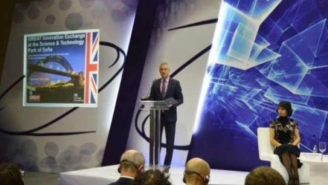 <p>
	Божидар Лукарски при откриването на иновационен форум &bdquo;Innovation Exchange&rdquo; . <em>Снимка: МИ</em></p>
