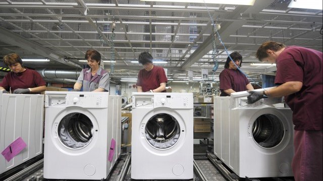 <p>
	Фабрика на компанията в словенския град Веление. <em>Снимка: архив Ройтерс</em></p>
