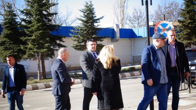 <p>
	Главният прокурор Иван Гешев, вътрешният министър Младен Маринов и министърът на околната среда и водите Емил Димитров в Община Бобов дол.&nbsp;<em>Снимка: БГНЕС</em></p>
<p>
	&nbsp;</p>
