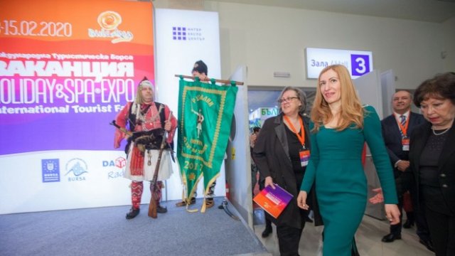 <p>
	<em font-size:="" pt="" style="color: rgb(102, 102, 102); font-family: ">Ангелкова при откриването на 37-ото издание Международното изложение &bdquo;Ваканция и СПА Експо&ldquo; </em><em font-size:="" pt="" style="color: rgb(102, 102, 102); font-family: ">. Снимка: Димитър Кьосемарлиев, Investor Media Group</em></p>
