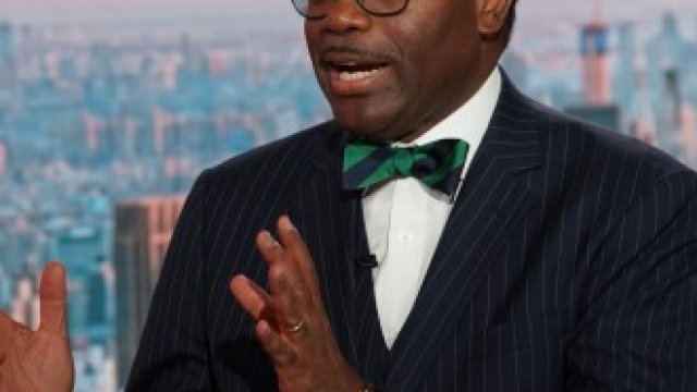 <p>
	<em>Акинуми Адесина, президент на Африканската банка за развитие. Снимка:&nbsp;Christopher Goodney/Bloomberg</em></p>
