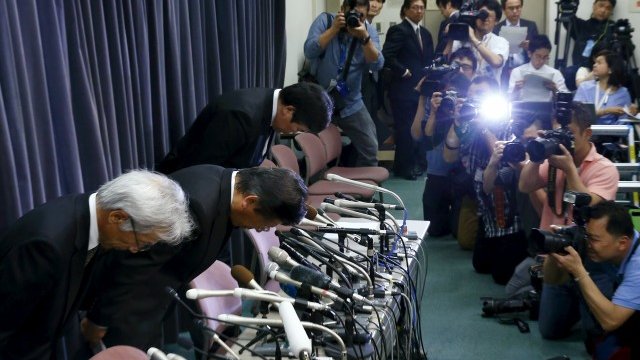 <p>
	Мениджърите на&nbsp;Mitsubishi се покланят в знак на извинение преди поредната си пресконференция в Токио. <em>Снимка: Ройтерс</em></p>
