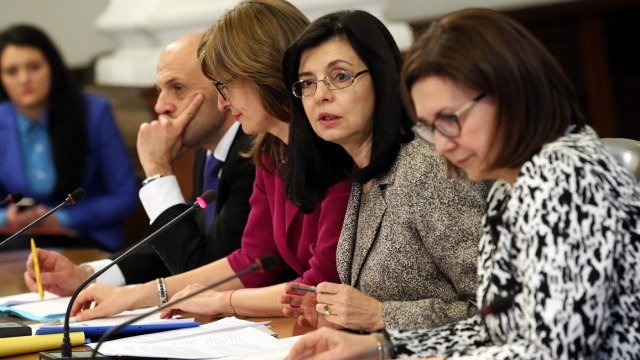 <p>
	Министърът на правосъдието Екатерина Захариева, вицепремиерът Томислав Дончев, вицепремиерът Меглена Кунева (в средата) и вицепремиерът и вътрешен министър Румяна Бъчварова дадоха брифинг във връзка с доклада на ЕК. Снимка: БТА</p>

