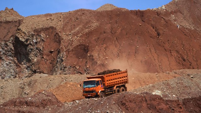 Камион извозва необработена суровина в никелова мина в Индонезия. Снимка: Dimas Ardian/Bloomberg