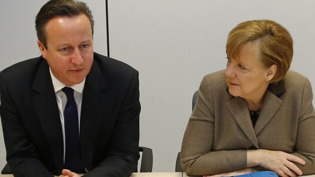 <p>
	Камерън и Ангела Меркел обединяват усилията си в борбата с т.нар. &ldquo;социални туристи&rdquo;. <em>Снимка: Ройтерс</em></p>
