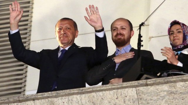 <p>
	Ердоган произнася реч пред привържениците си след обявяването на първите резултати. <em>Снимка: Ройтерс</em></p>
