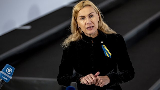 Еврокомисарят по енергетиката Кадри Симсон говори пред медиите при пристигането си за срещата на енергийните министри на ЕС в Прага. Снимка: EPA/БГНЕС