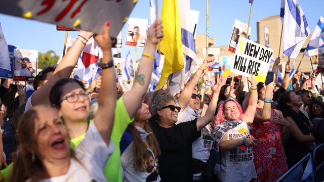 Израелци празнуват преди освобождаването на заложниците от &quot;Хамас&quot;. Снимка: EPA/STRINGER