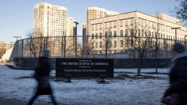 <p>
	Сградата на руското посолство в Киев. <em>Снимка:&nbsp;Bloomberg LP</em></p>
