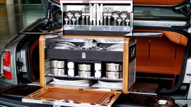 <p>
	Rolls-Royce предлага кутия за пикник, проектирана и произвеждана от самата компания, така че да пасне точно в багажника. <em>Снимка:&nbsp;Rolls-Royce &nbsp;</em></p>

