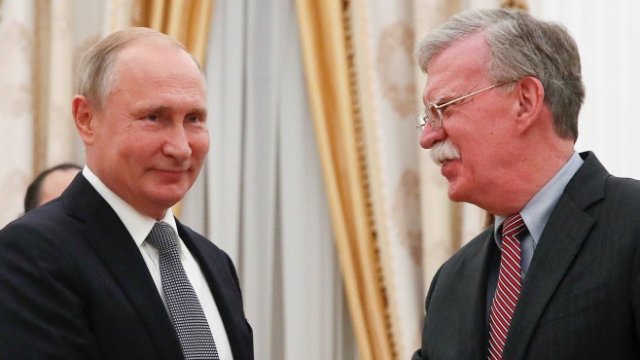 <p>
	Руският държавен глава Владимир Путин и&nbsp;американският съветник по националната сигурност Джон Болтън. <em>Снимка: Ройтерс</em></p>
