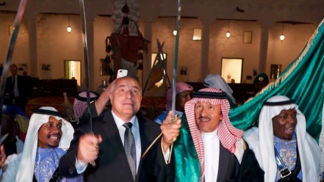 <p>
	<em>Премиерът Бойко Борисов се включи в прословутия танц със саби арда при посещение на българската правителствена делегация в Националния музей в Рияд. Снимка: МС</em></p>
