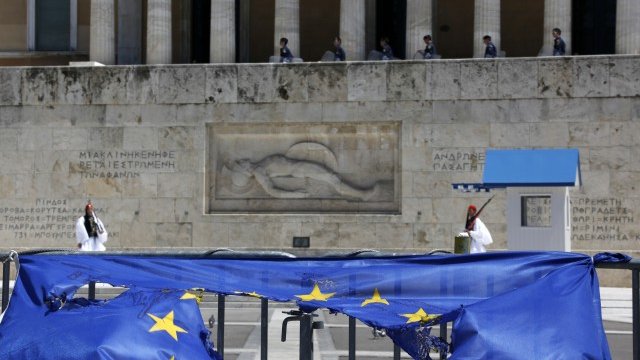 <p>
	Гърците и италианците изпитват малко доверие в европейските институции. <em>Снимка: Ройтерс</em></p>
