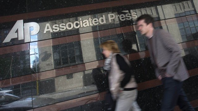 <p>
	AP: &quot;Няма оправдание за такова мащабно записване на телефоните&quot;. <em>Снимка: Ройтерс</em></p>
