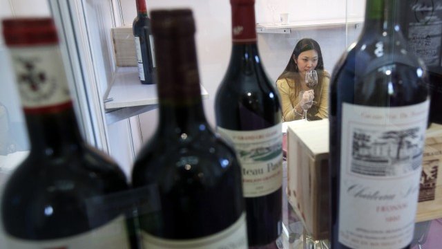 <p style="text-align: justify;">
	През 2013 г. Китай задмина Франция и Италия като най-голям консуматор на вино.<em> Снимка: Ройтерс</em></p>
