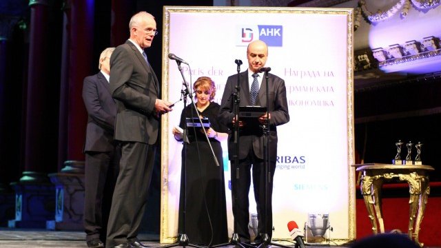 <p>
	Бертрам Ролман (Президент на ГБИТК, вляво) и главният управител на ГБИТК д-р Митко Василев. <em>Снимка: Димитър Калиновски</em></p>
