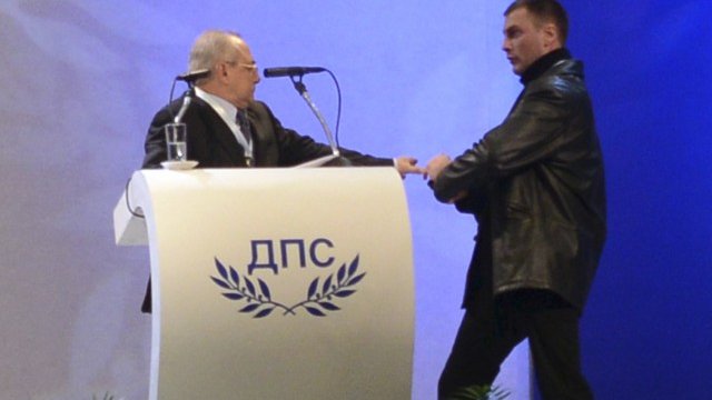 <p>
	Тази снимка на български политик с насочен към него пистолет обиколи и световните медии. <em><u>Снимка: Ройтерс</u></em></p>
