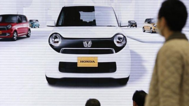 <p>
	Автомобили от серията N-ONE на Honda на автоизложение в Токио. <em>Снимка: Ройтерс</em></p>
