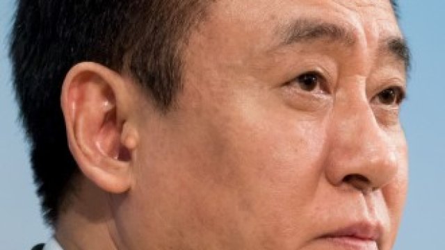 <p>
	Президентът на Evergrande Хуей Йен продаде акции за изплащането на част от планината от дългове на компанията.&nbsp;<em>Снимка: Bloomberg LP</em></p>
