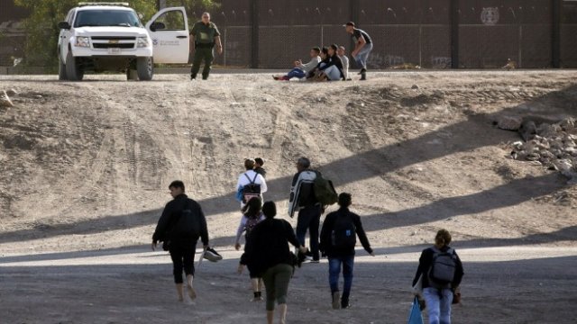 <p>
	Мигранти на границата между Мексико и САЩ.<em> Снимка: Архив Ройтерс</em></p>
