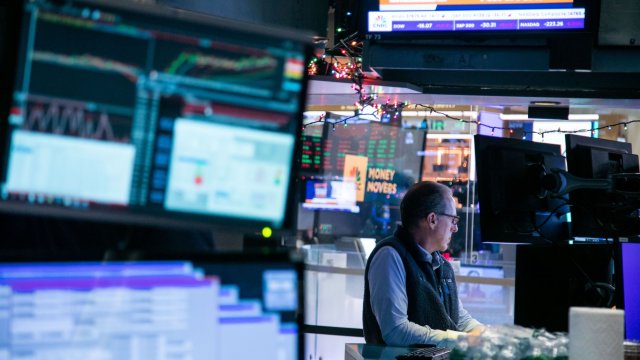 Борсите в САЩ остават под натиск, само Nasdaq изплува на зелено