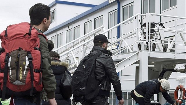 <p>
	Бегълци от Сирия, Афганистан, Иран, Ирак, Еритрея и Сърбия пристигат на кораба-общежитие &bdquo;Transit&ldquo; в пристанището на Хамбург, където ще бъдат временно настанени. <em>Снимка: Ройтерс</em></p>
