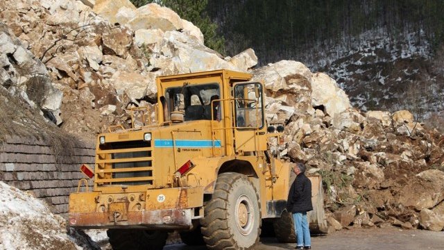 <p>
	Екипи на Агенция &quot;Пътна инфраструктура&quot; разчистват свлачище на пътя Пловдив-Смолян в района на Юговско ханче на около 40 километра от Пловдив.<em> Снимка: БТА</em></p>

