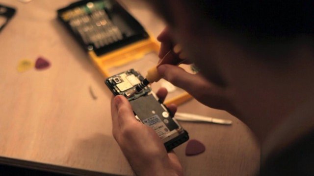 <p>
	Fairphone осигурява на собствениците подробни инструкции как да го отворят и поправят сами при нужда. <em>Снимка: компанията</em></p>
