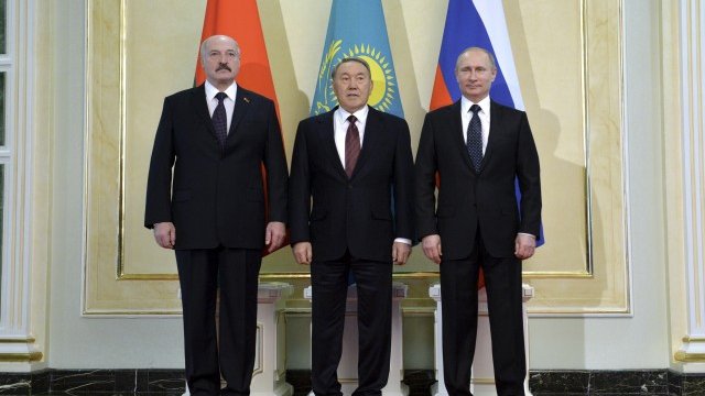 <p>
	Лукашенко,&nbsp;Назарбаев и Путин (от ляво надясно). <em>Снимка: Ройтерс</em></p>
