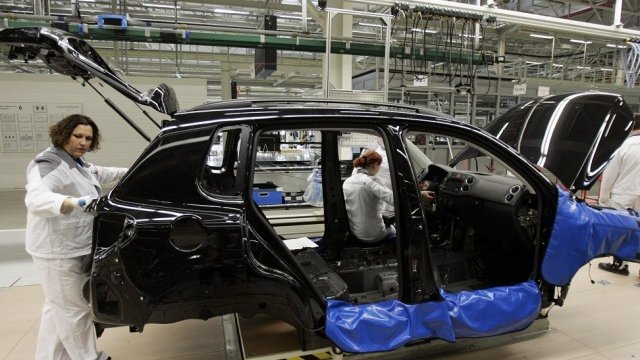 <p>
	Заводът на Volkswagen в Калуга<em>. Снимка: Ройтерс&nbsp; </em></p>
