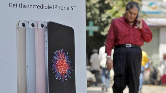 <p>
	Реклама на&nbsp;iPhone SE. <em>Снимка: Ройтерс</em></p>
