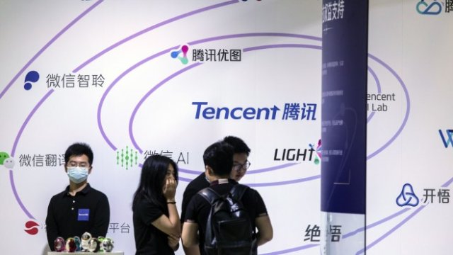 <p>
	Участници минават покрай щанд на Tencent Holding Ltd. на Световната конференция за изкуствен интелект (WAIC) в Шанхай, Китай, в четвъртък, 8 юли 2021 г. <em>Снимка: Qilai Shen/Bloomberg</em></p>

