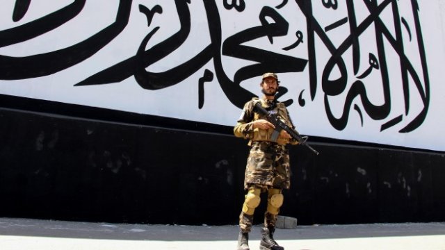 <p>
	Талибан на стража пред сградата на бившето посолство на САЩ, докато стената бива боядисана с текст на арабски &bdquo;Няма друг Бог, освен Аллах, Мохамед е пратеникът на Аллах&ldquo; в Кабул, Афганистан, 08 септември 2021 г. Снимка: EPA/STRINGER</p>
