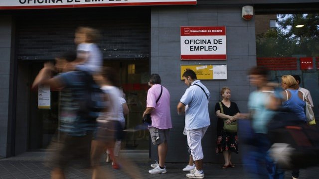 <p>
	Безработни чакат пред офис на социалните служби в Мадрид. <em>Снимка: Ройтерс</em></p>
