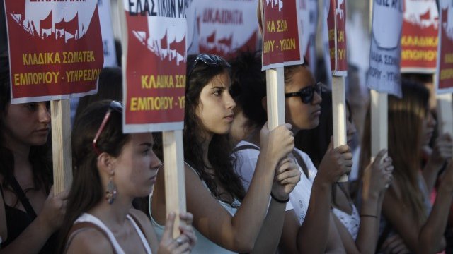 <p style="text-align: justify;">
	Младите протестират не срещу възрастните хора, а срещу грешките на политиците, които направиха бъдещето им несигурно. <em>Снимка: Ройтерс</em></p>
