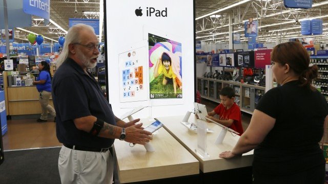 <p>
	Пазарният дял на iPad пада за сметка на този на други производители. <em>Снимка: Ройтерс</em></p>
