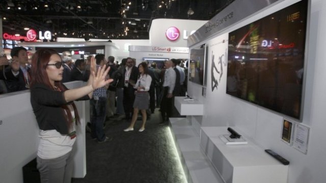 <p>
	70% от всички нови телевизори на корейската компания ще предлагат 3D възможности. <em>Снимка: Ройтерс</em></p>
